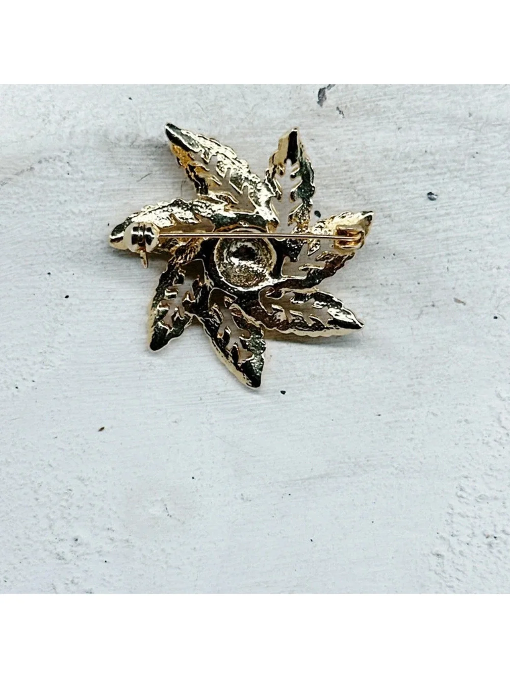 1054mc. Goldtone Floral Brooch